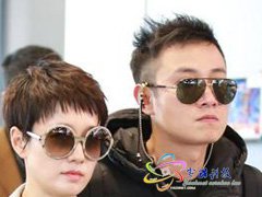 文章机场亲密搂马伊琍肩 马司令穿风衣气场全开