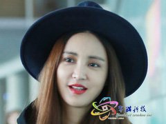张歆艺小腹平坦四肢纤细 红唇美艳捂嘴娇笑_
