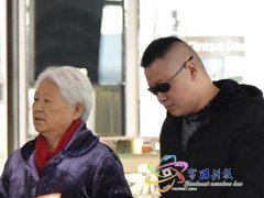 岳云鹏机场购物 牵母亲闲聊画面温馨